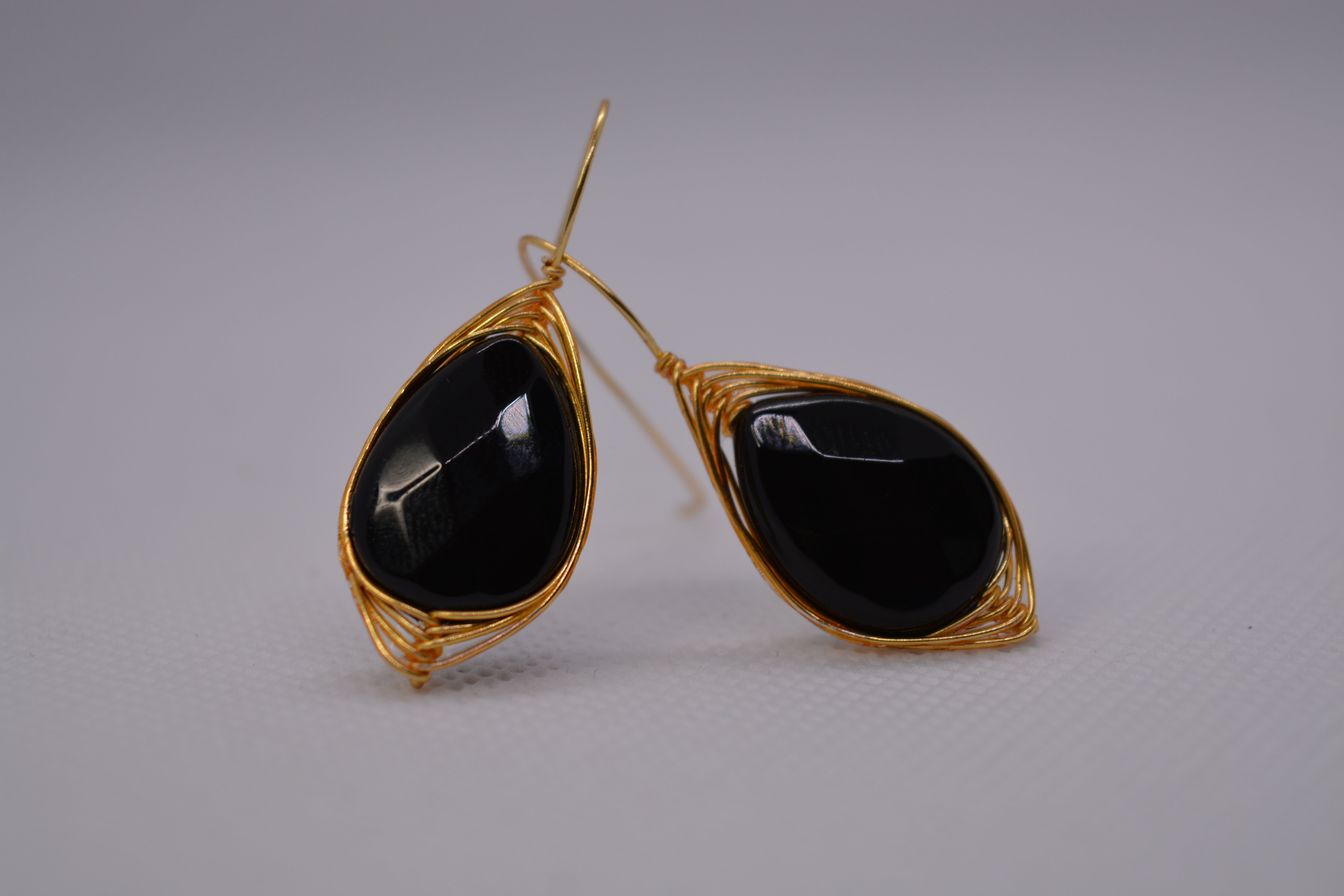 Orecchini pendenti dorati con pietra nera